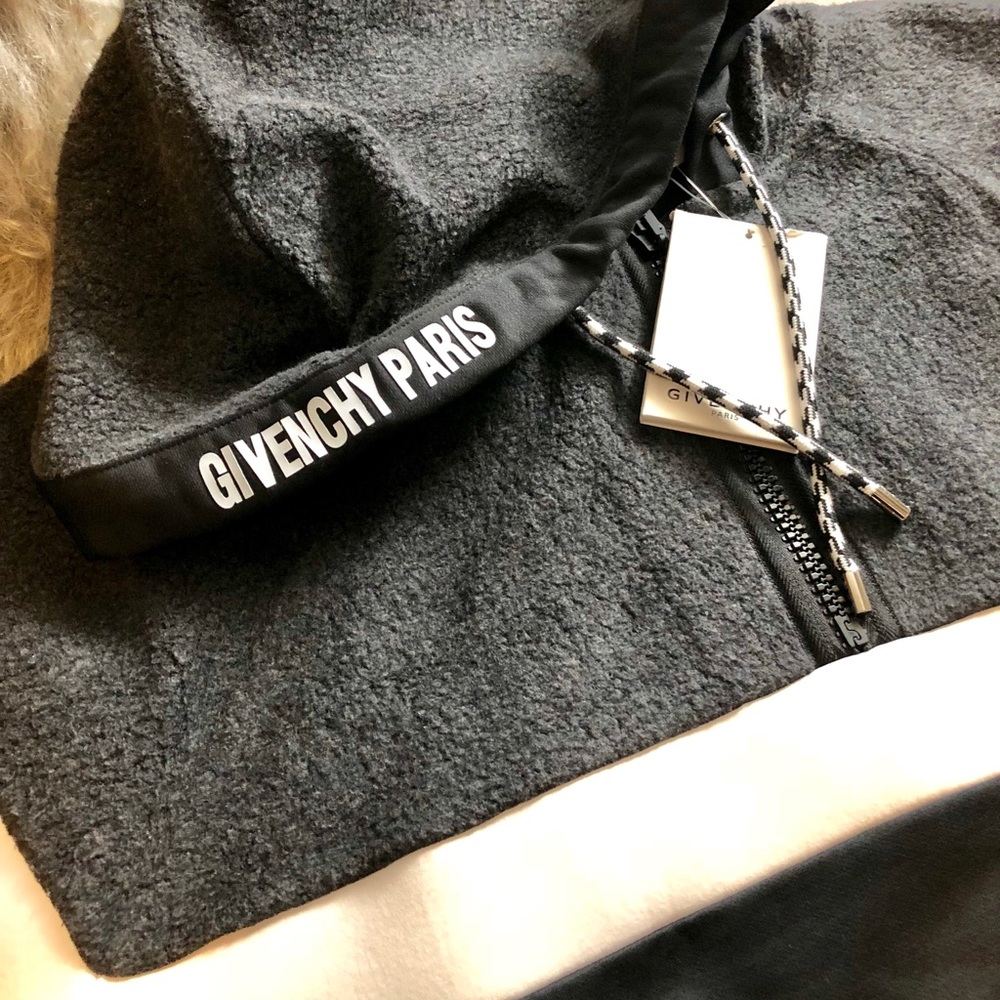 Givenchy - Picture 4 of 5